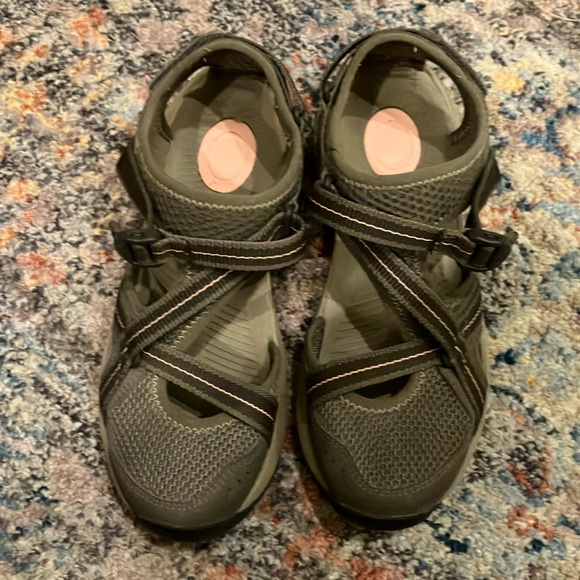 Teva ewaso closed toe sandals - Picture 1 of 4